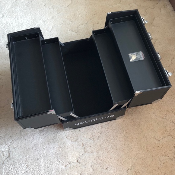 Younique Black Makeup Trunk - Picture 3 of 4